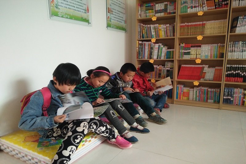 临泽县沙河镇儿童快乐家园书声琅琅.jpg