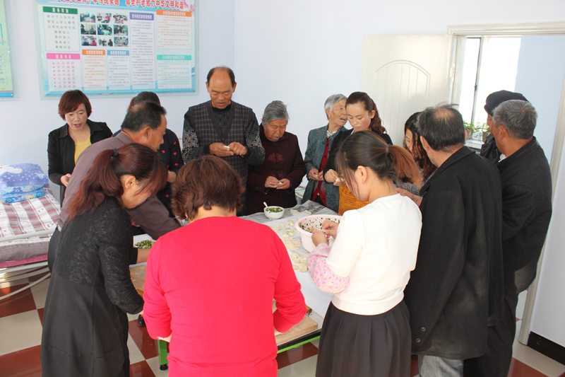 巾帼志愿者与老人们一起包饺子.jpg
