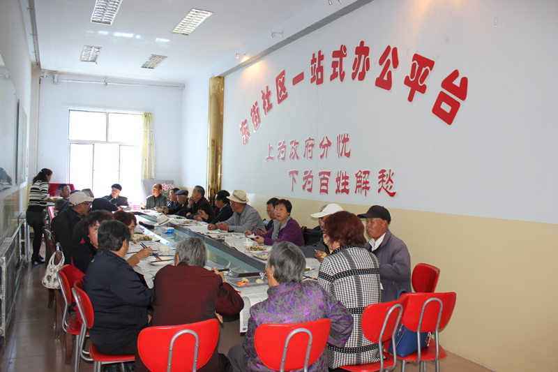 活动现场谈笑风生 其乐融融.jpg