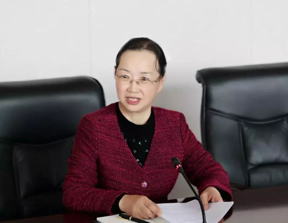 省妇联党组副书记,副主席黄爱菊主持座谈会.
