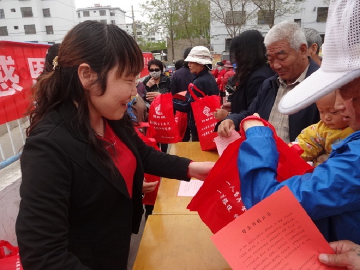 友谊社区开展“感恩母亲 呵护家庭 感恩生活”母亲节倡议活动.JPG