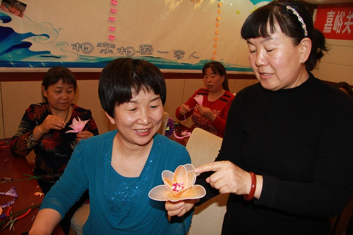 讲解丝网花.jpg