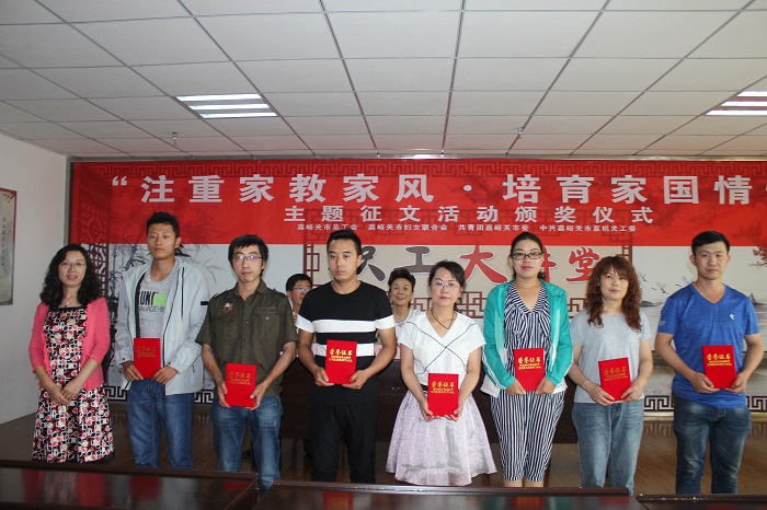 市妇联主席丁彩霞为获得一封家书征文的优秀奖颁奖1 - 副本.JPG