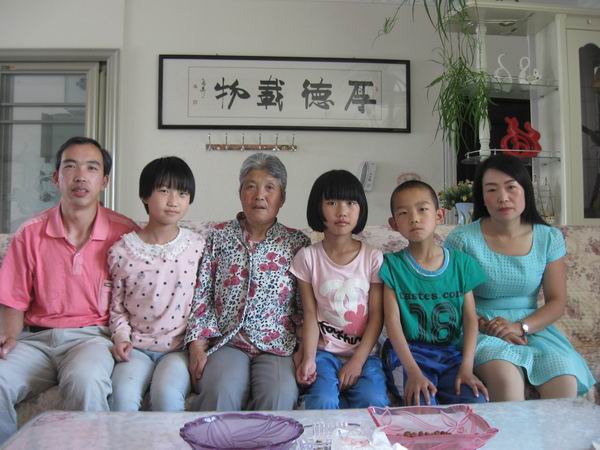 何军雄全家照片.jpg 何军雄全家照片.jpg