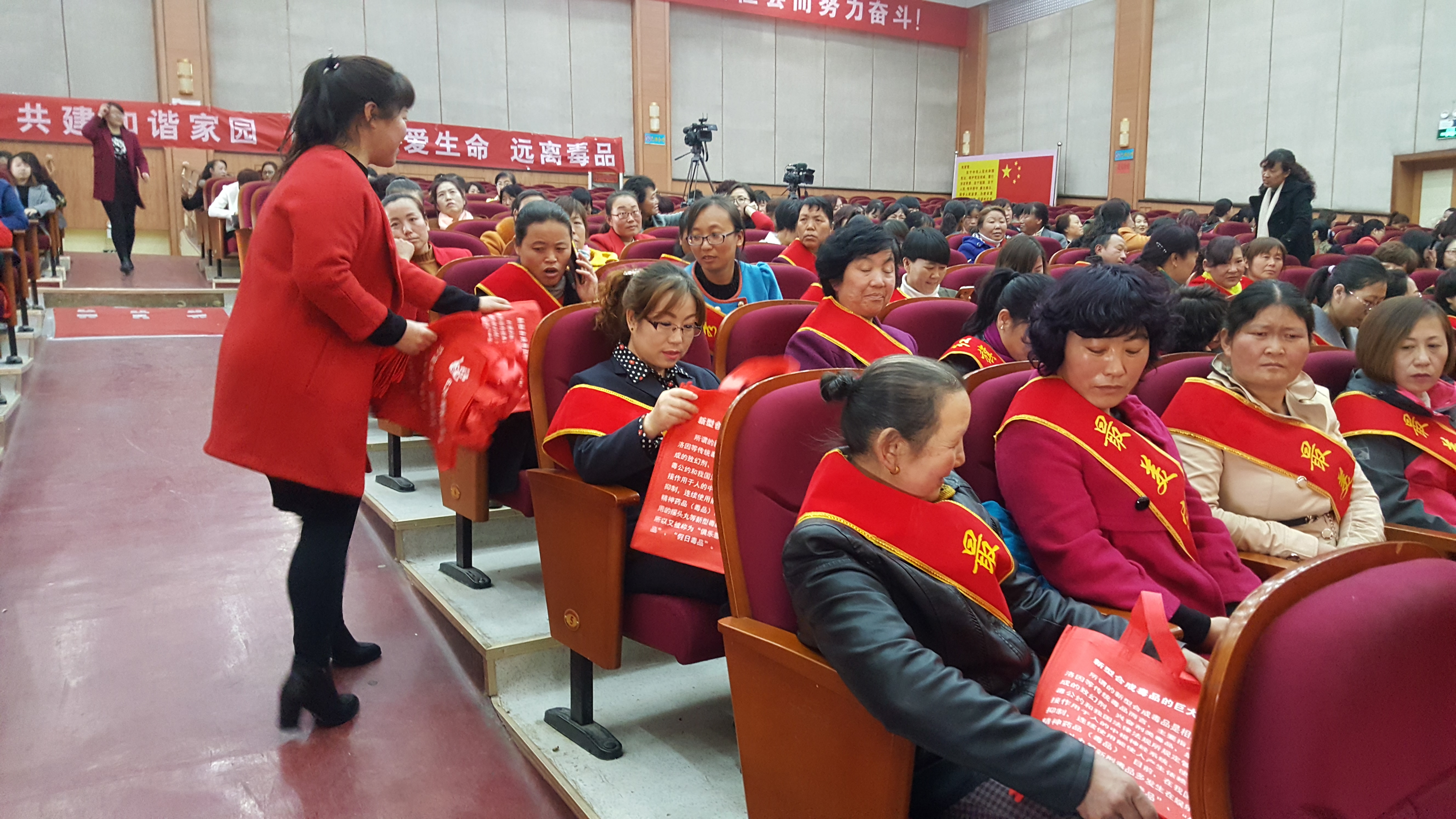 表彰禁毒4.jpg 表彰禁毒4.jpg