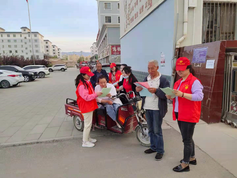 高地村妇联执委大力宣传接种疫苗，向群众解答疫苗接种人群注意事项，并发放预防电信诈骗宣传彩页2.jpg