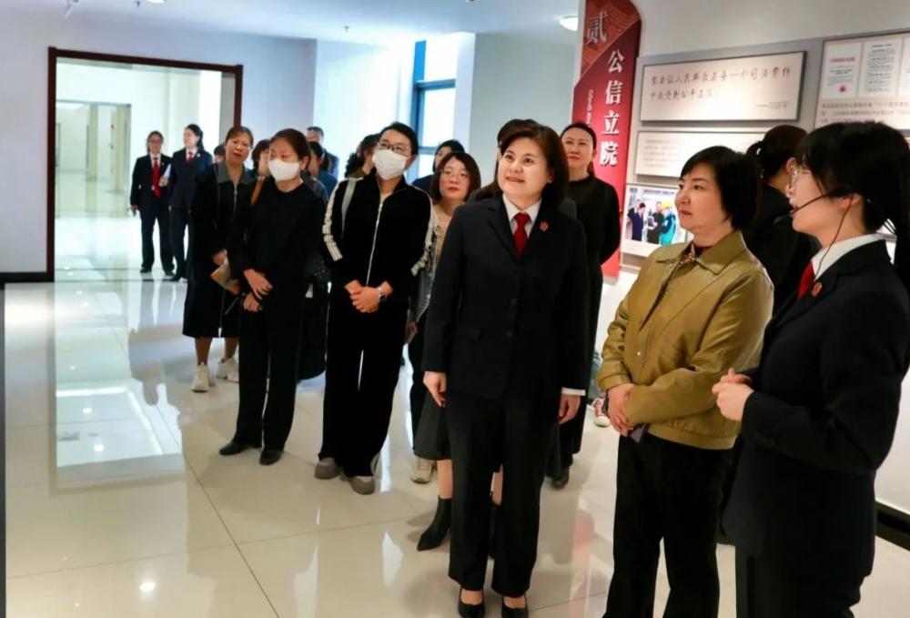 省妇联、省法院联合开展“维护妇女儿童权益开放日”活动