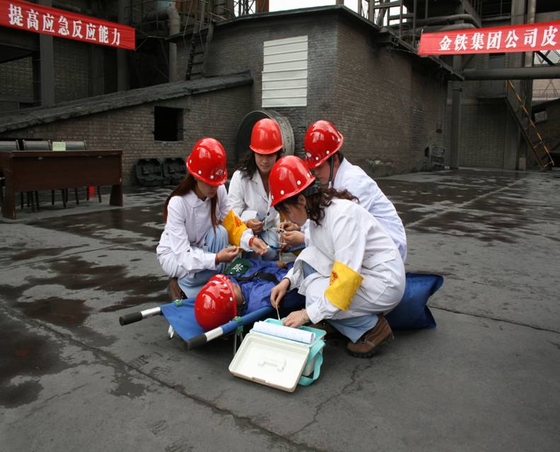 女工参加安全演练.jpg