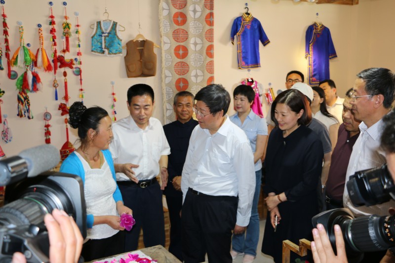 甘肃省重点项目观摩团参观我市陇原巧手示范基地_conew1.jpg