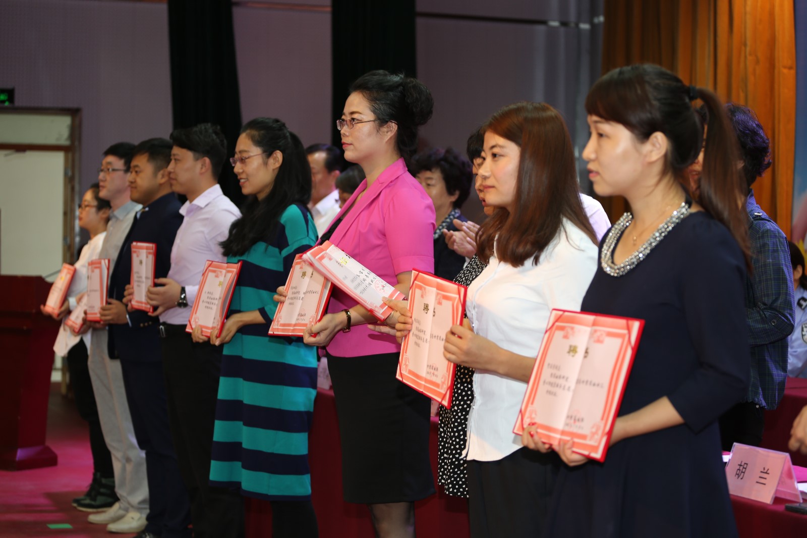为妇女儿童心理健康咨询师颁发公益聘书.JPG
