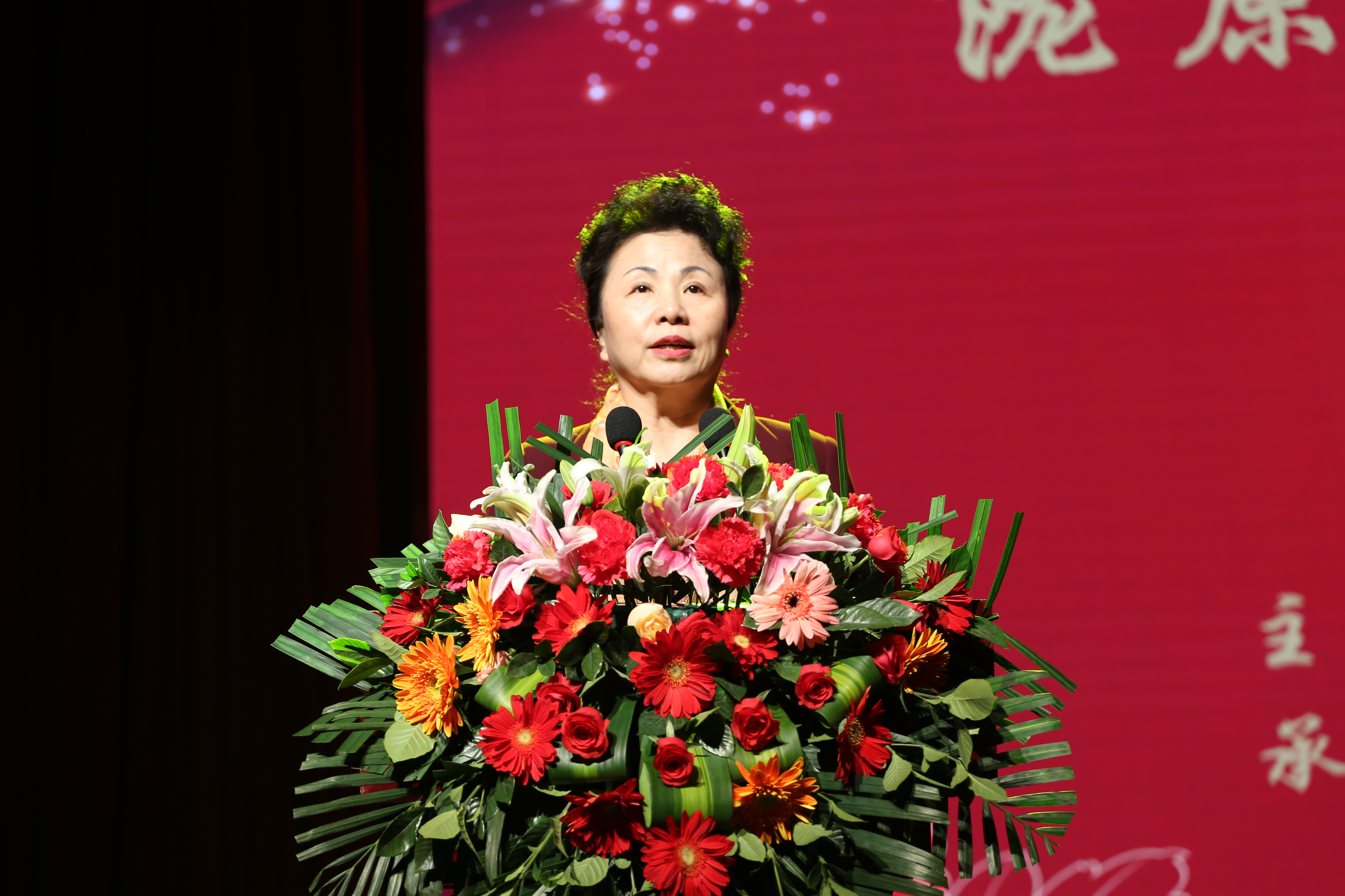 甘肃陇原妹巾帼家政服务有限公司董事长宋艾芳宣读表彰决定.JPG