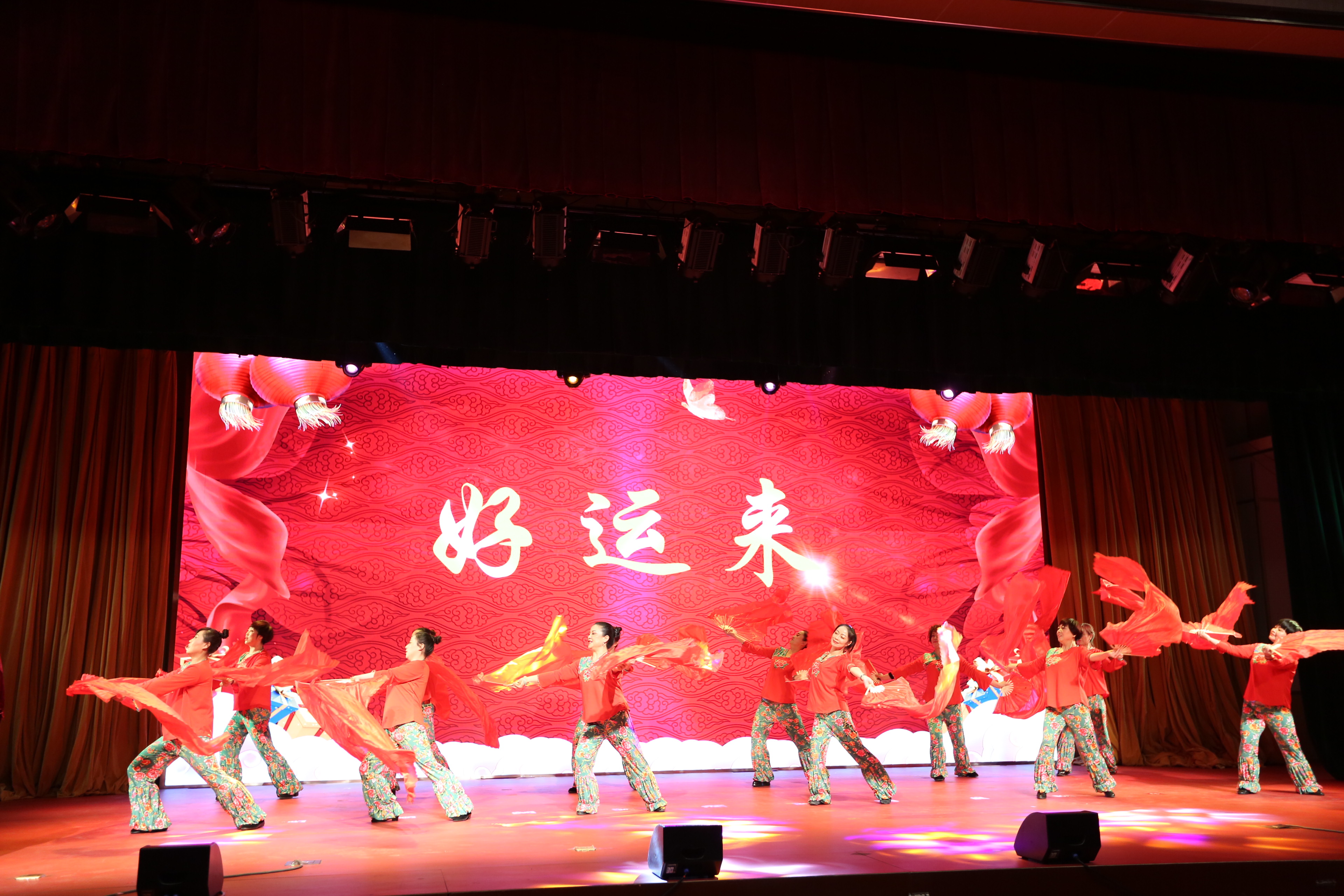 陇原妹表演现代舞《好运来》.JPG