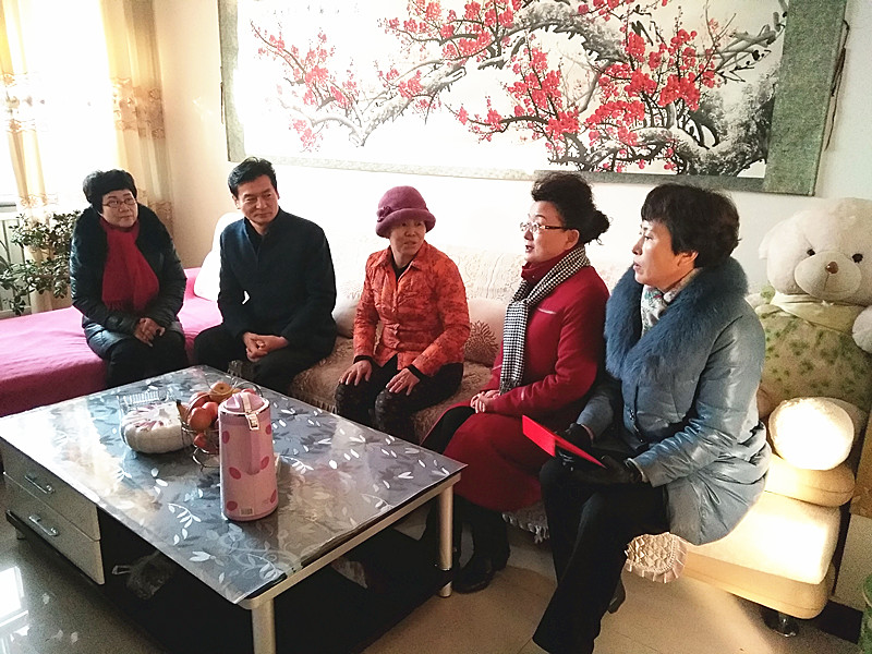 市上领导到两癌妇女叶红玲家慰问.jpg