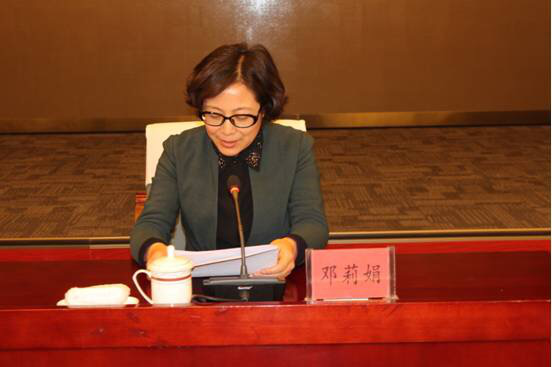 首场讲座由市妇联党组书记、主席邓莉娟同志主持.png