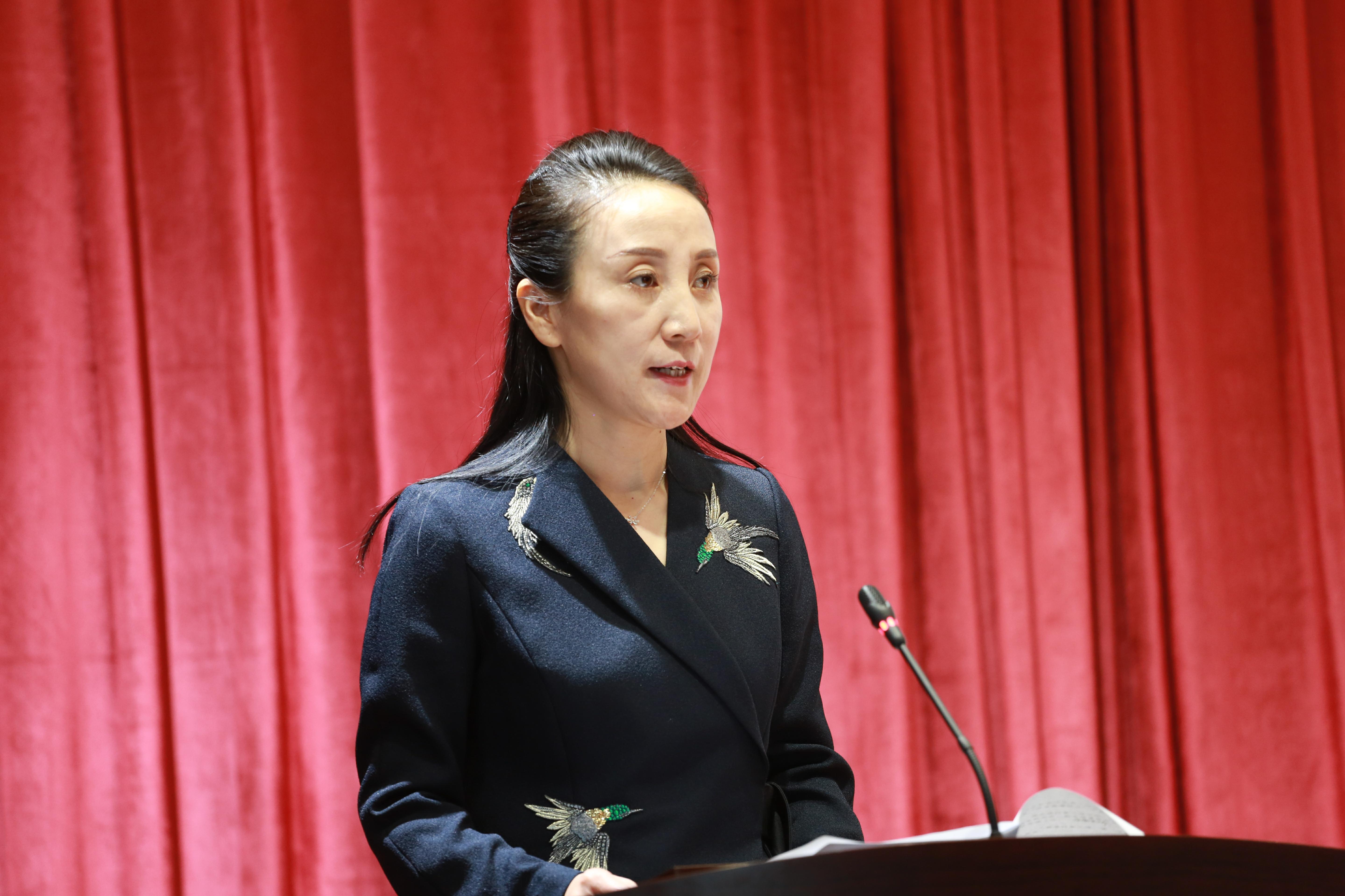 省妇联党组成员、副主席邓小娟主持会议.jpg