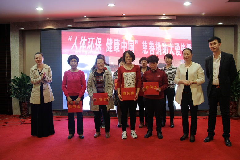 刘主席与受捐者合影留念1.1.jpg