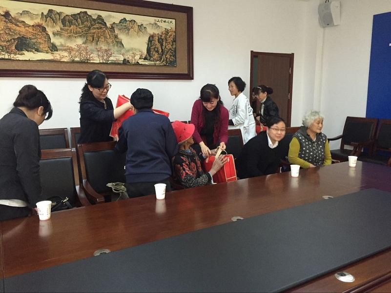 火车站街道母亲节慰问2.1.jpg