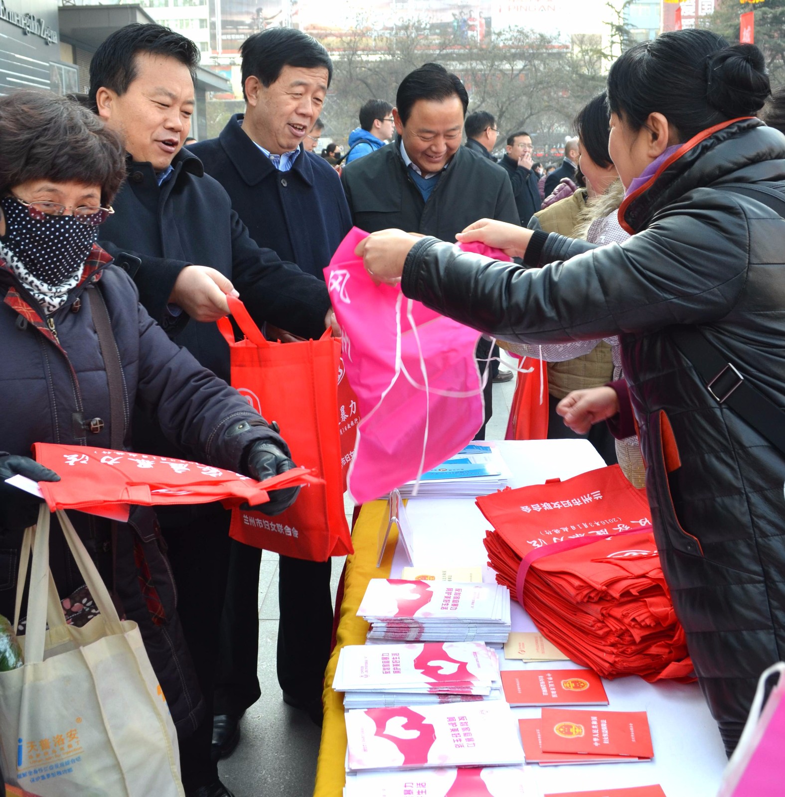 发放宣传品.jpg